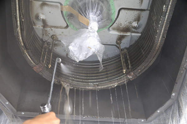 天井エアコンクリーニング中　高圧洗浄