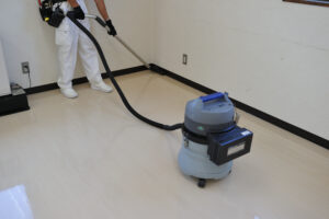 床清掃　汚水の回収
